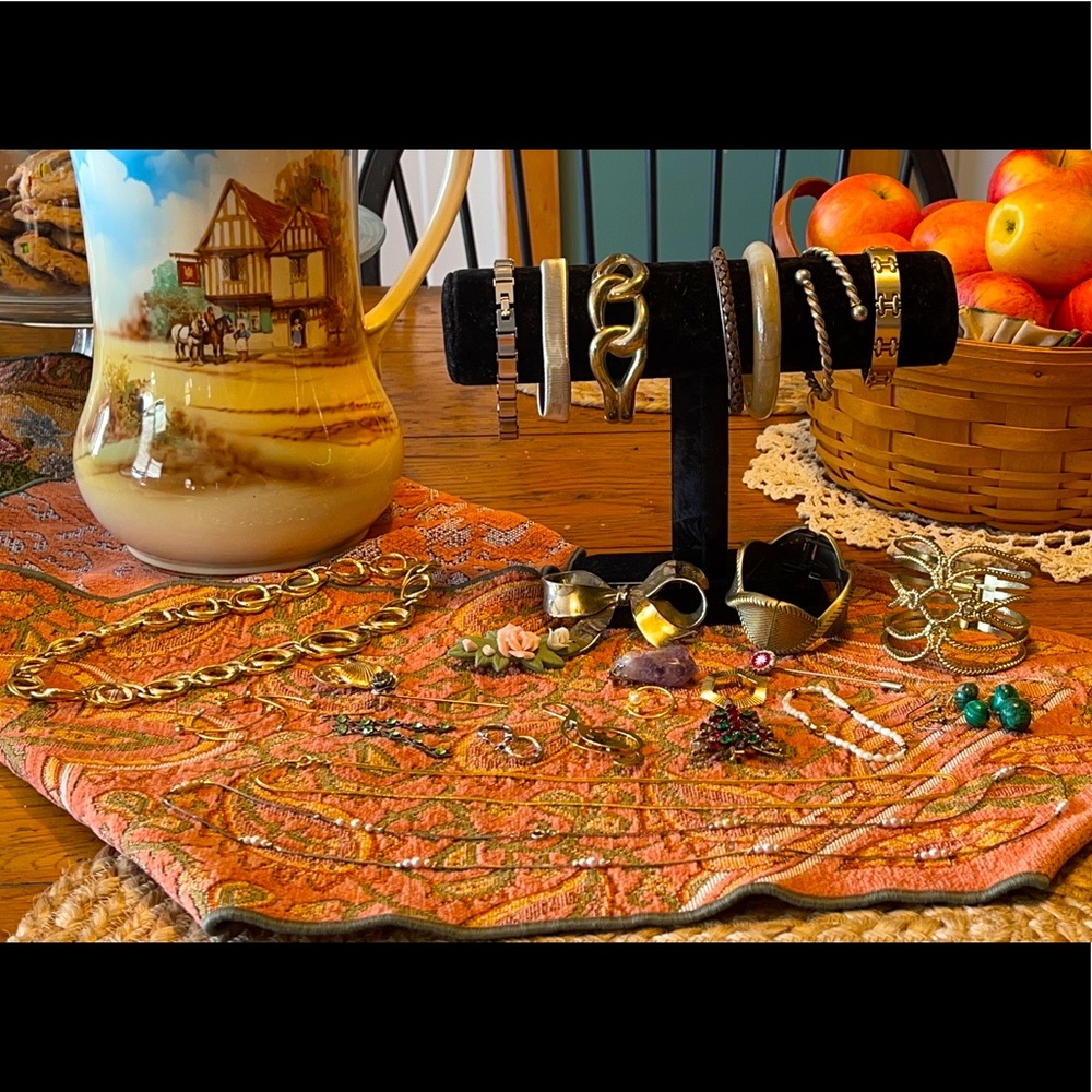 LOT of 27pcs Vintage Jewelry SOME SIGNED 👀 LOOK - MALACHITE EARRINGS???